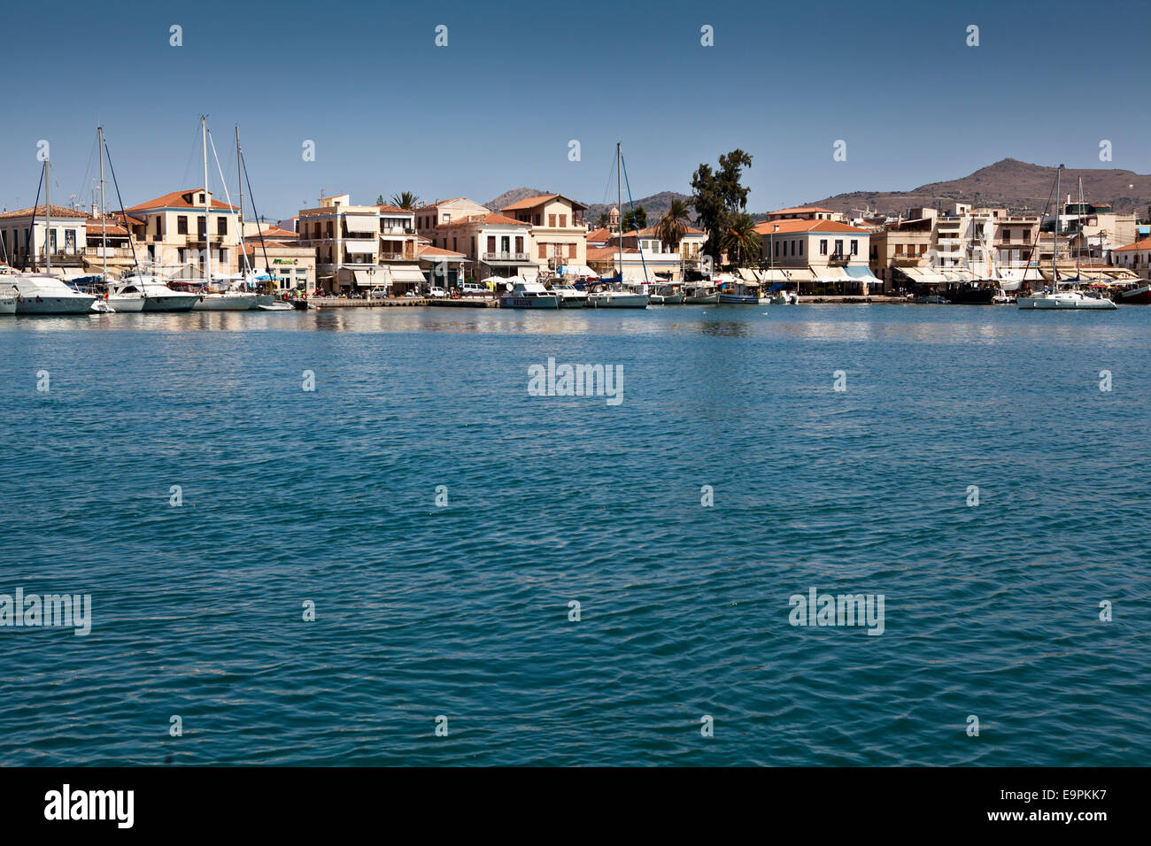 Il porto di Aegina Town nell'isola greca di Aegina, Grecia. Foto Stock