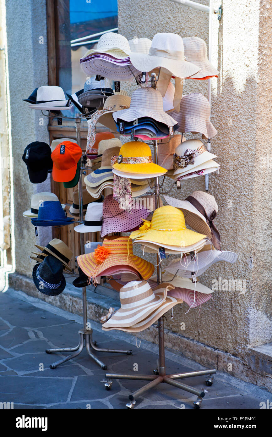 Un negozio di fronte hat stand a Aegina Town nell'isola greca di Aegina, Grecia. Foto Stock