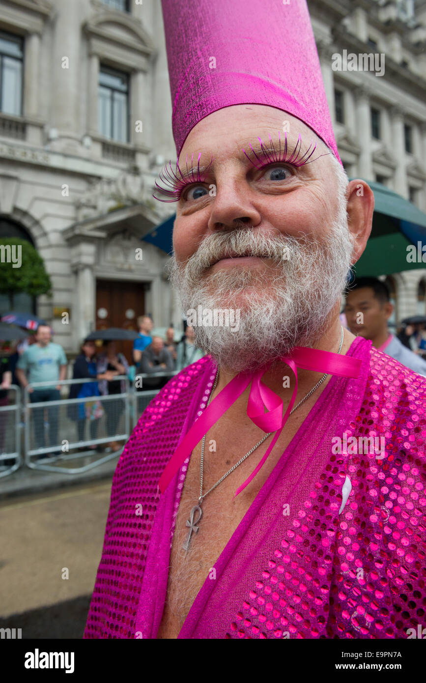 Maschi più anziani vestiti in rosa con false ciglia rosa marciando nella superbia a Londra Parade 2014, Londra, Inghilterra Foto Stock