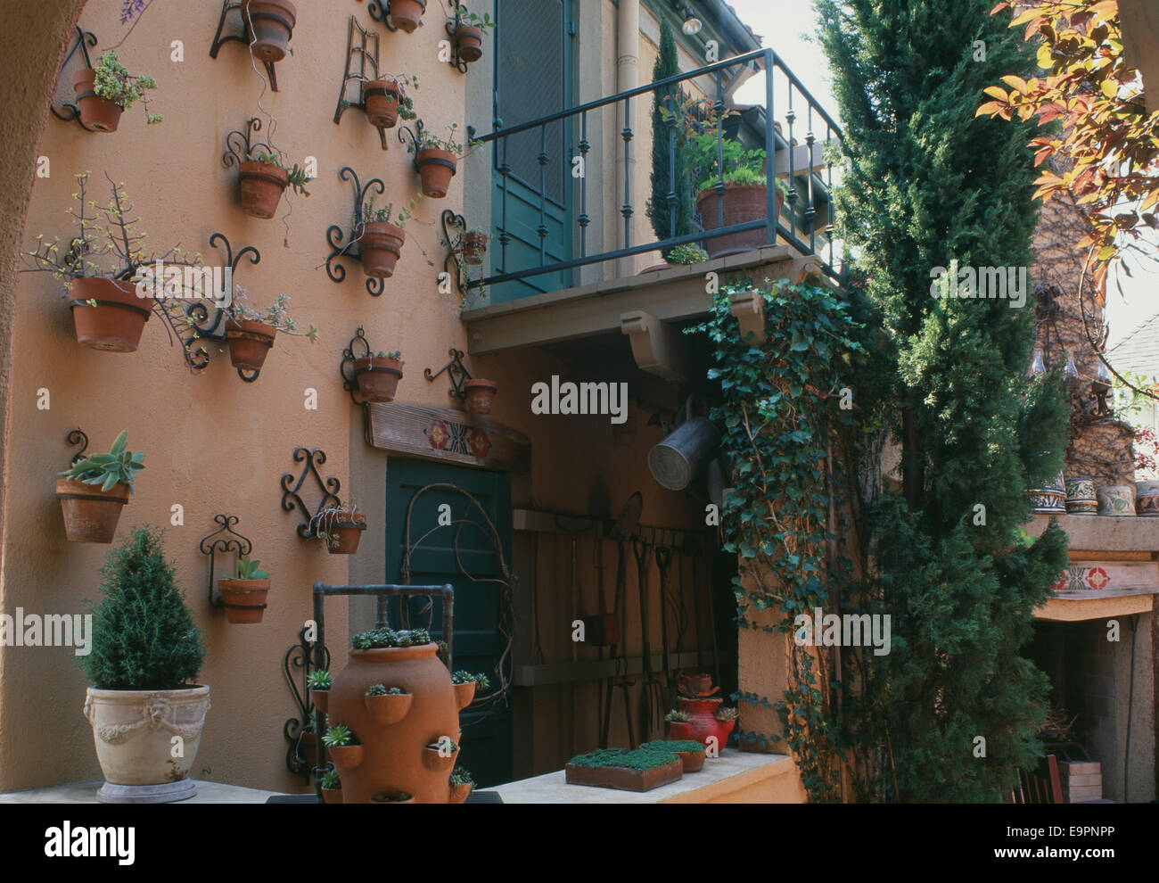 Vaso di fiori sul display esterno della Villa Abbondanza, Los Angeles, Stati Uniti d'America. Foto Stock