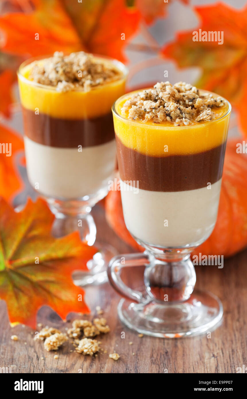 Autunno a strati di cioccolato zucca sbriciolate il dessert, il fuoco selettivo Foto Stock