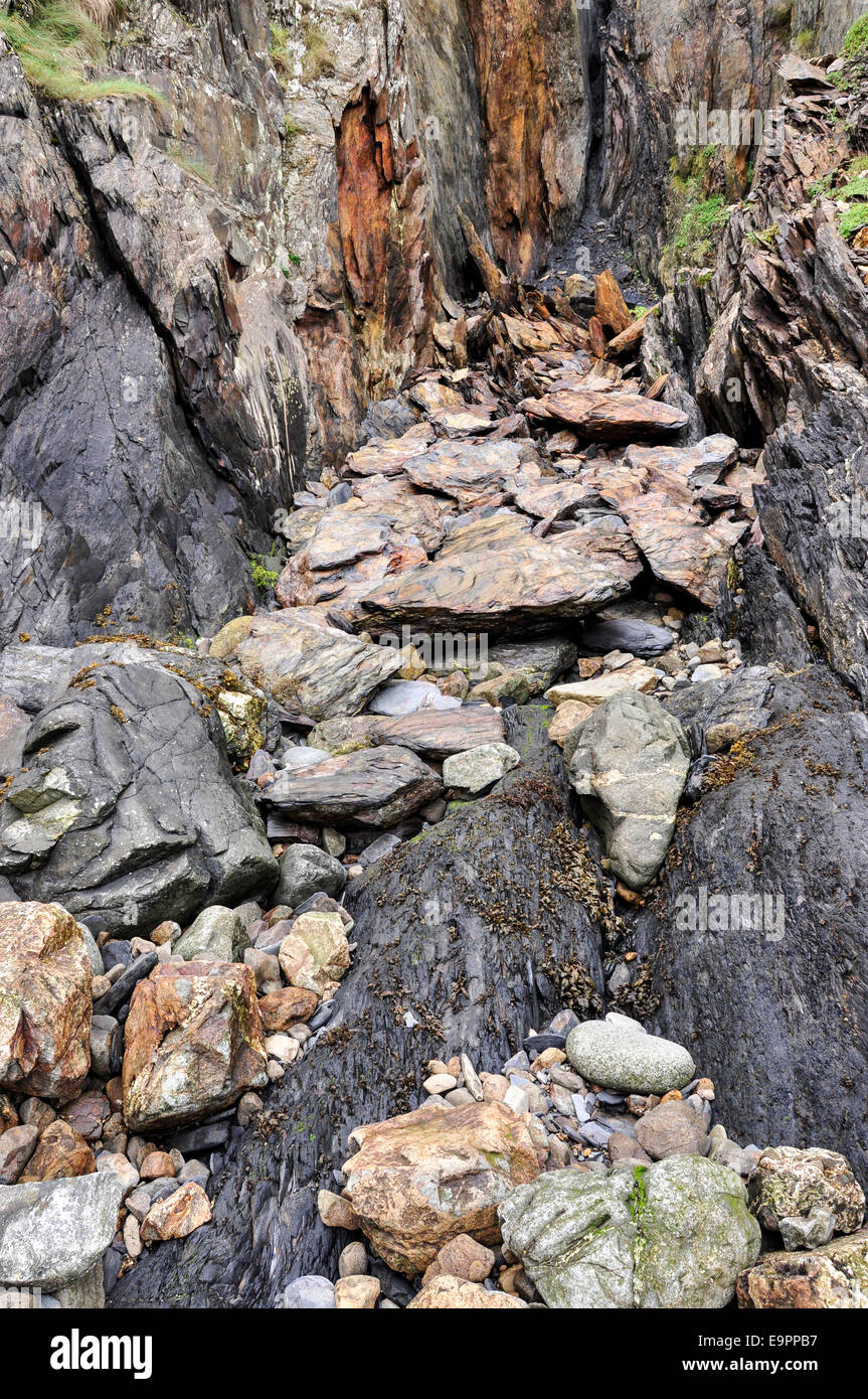 Rocce colorate a Trefin, Pembrokeshire, Galles mostra interessante geologia. Foto Stock