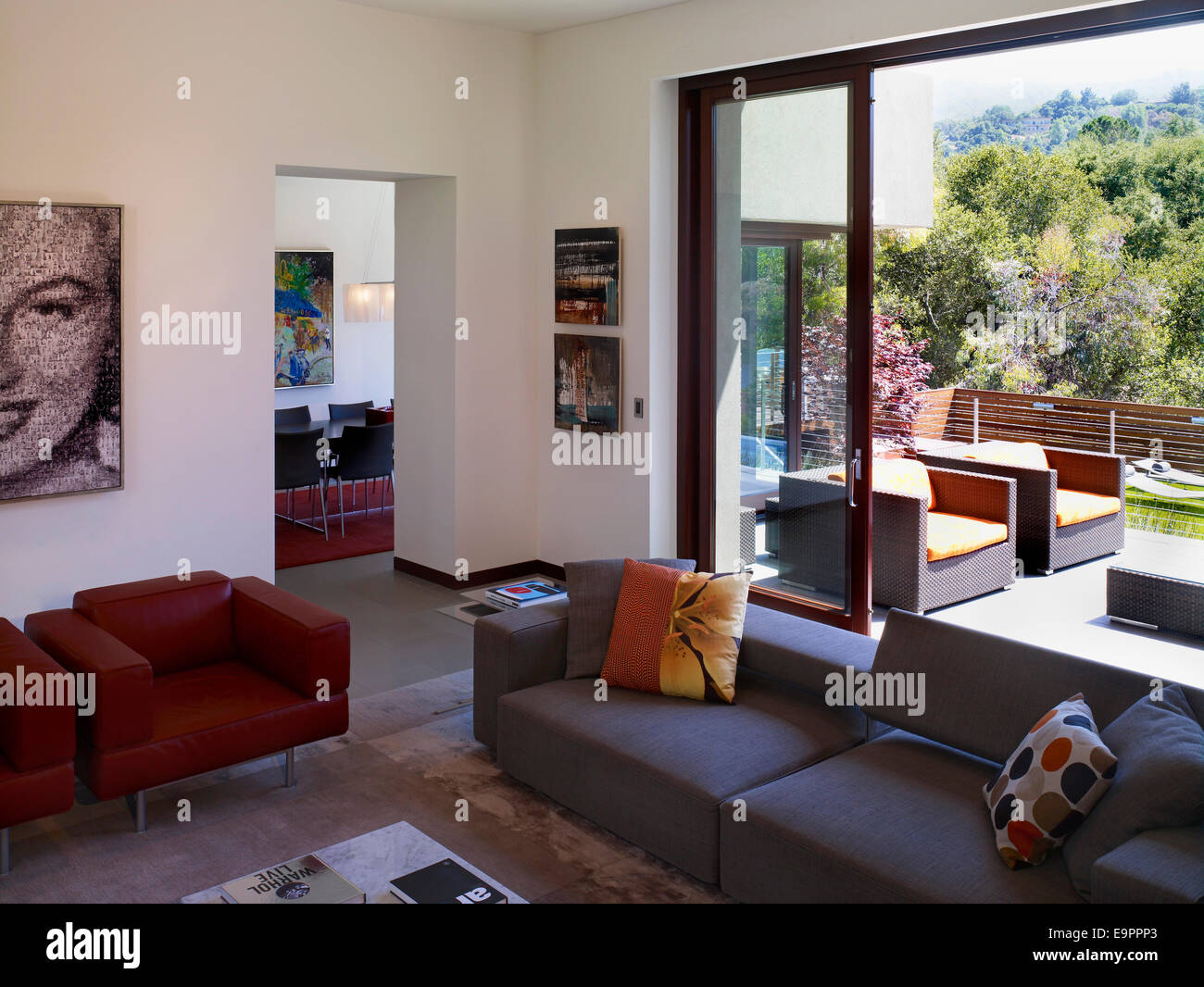 Vista terrazza attraverso porte da salotto interno della casa Shimmon, Los  Altos Hills, in California, Stati Uniti d'America Foto stock - Alamy