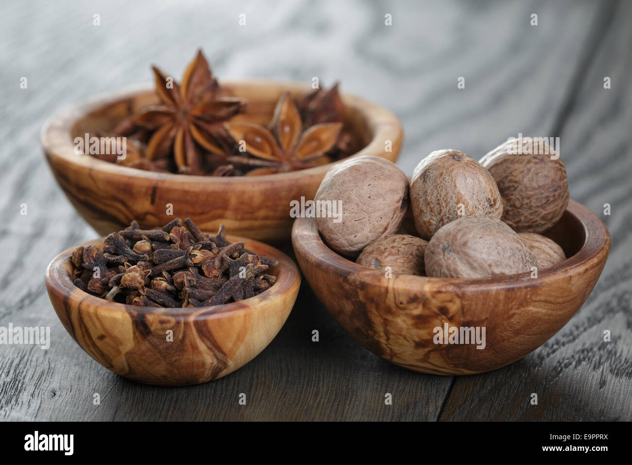 Stelle di anice, chiodi di garofano e noce moscata su tavola in legno di quercia, natale spezie Foto Stock