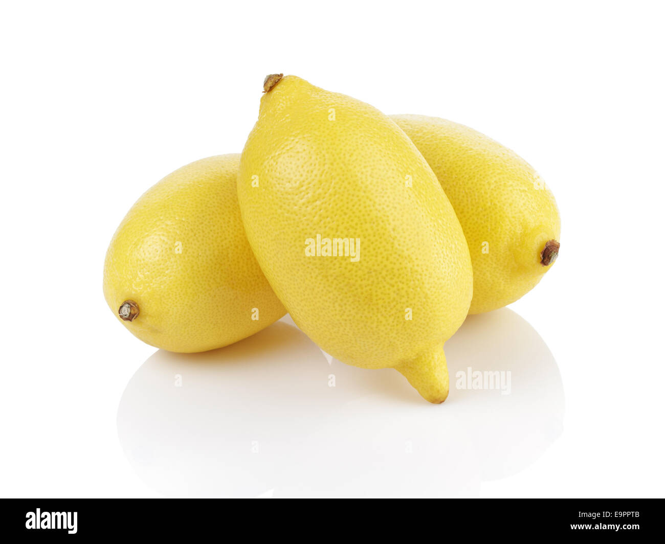 Tutto tre limoni maturi, isolato su bianco con la riflessione Foto Stock