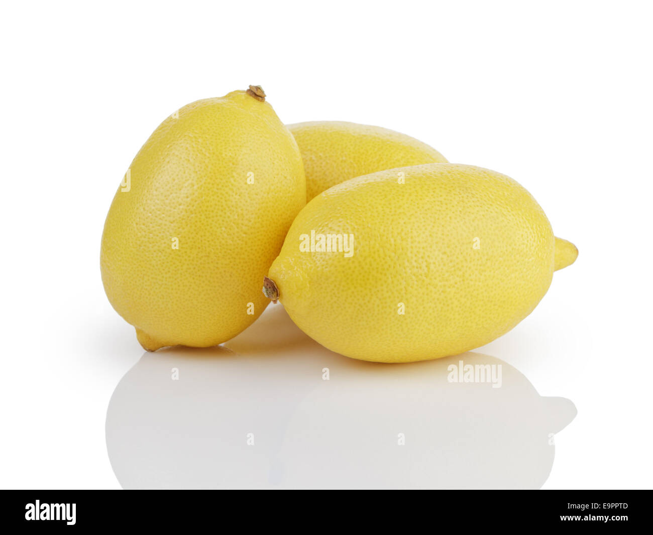 Tutto tre limoni maturi, isolato su bianco con la riflessione Foto Stock