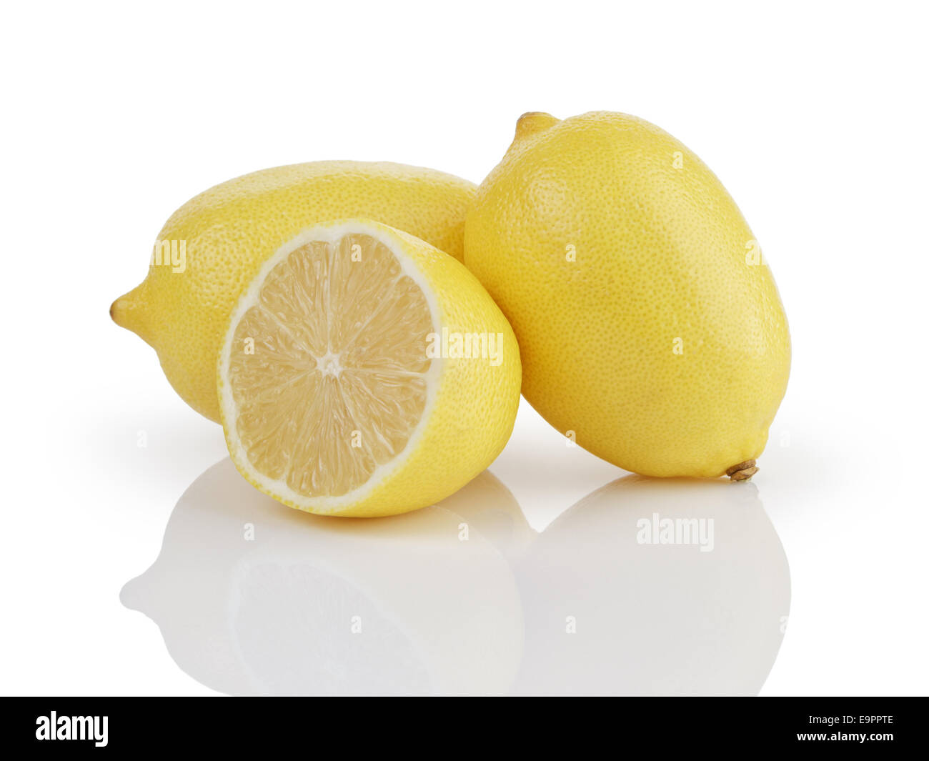 Due e una metà di limoni, isolato su bianco con la riflessione Foto Stock