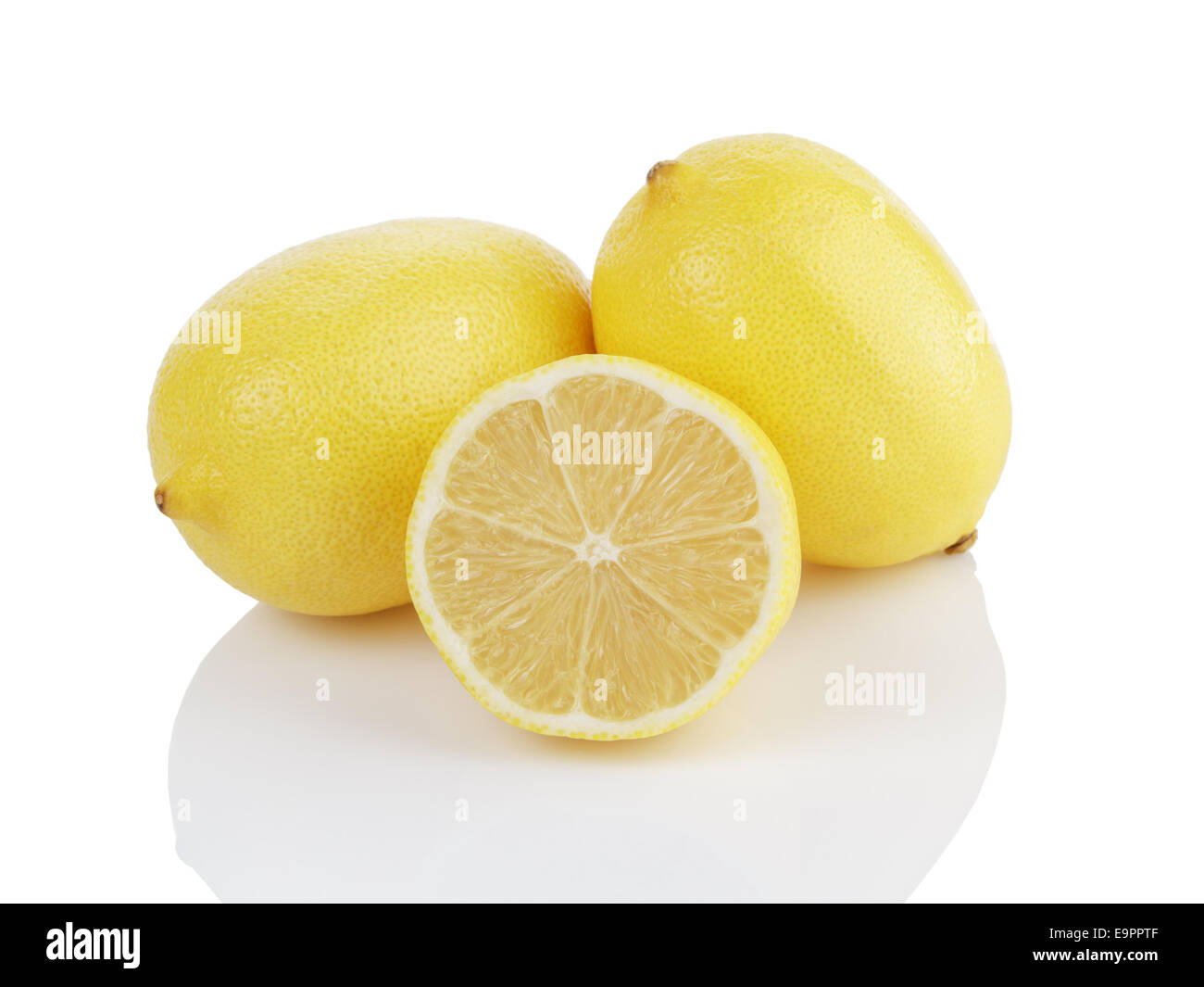 Due e una metà di limoni, isolato su bianco con la riflessione Foto Stock