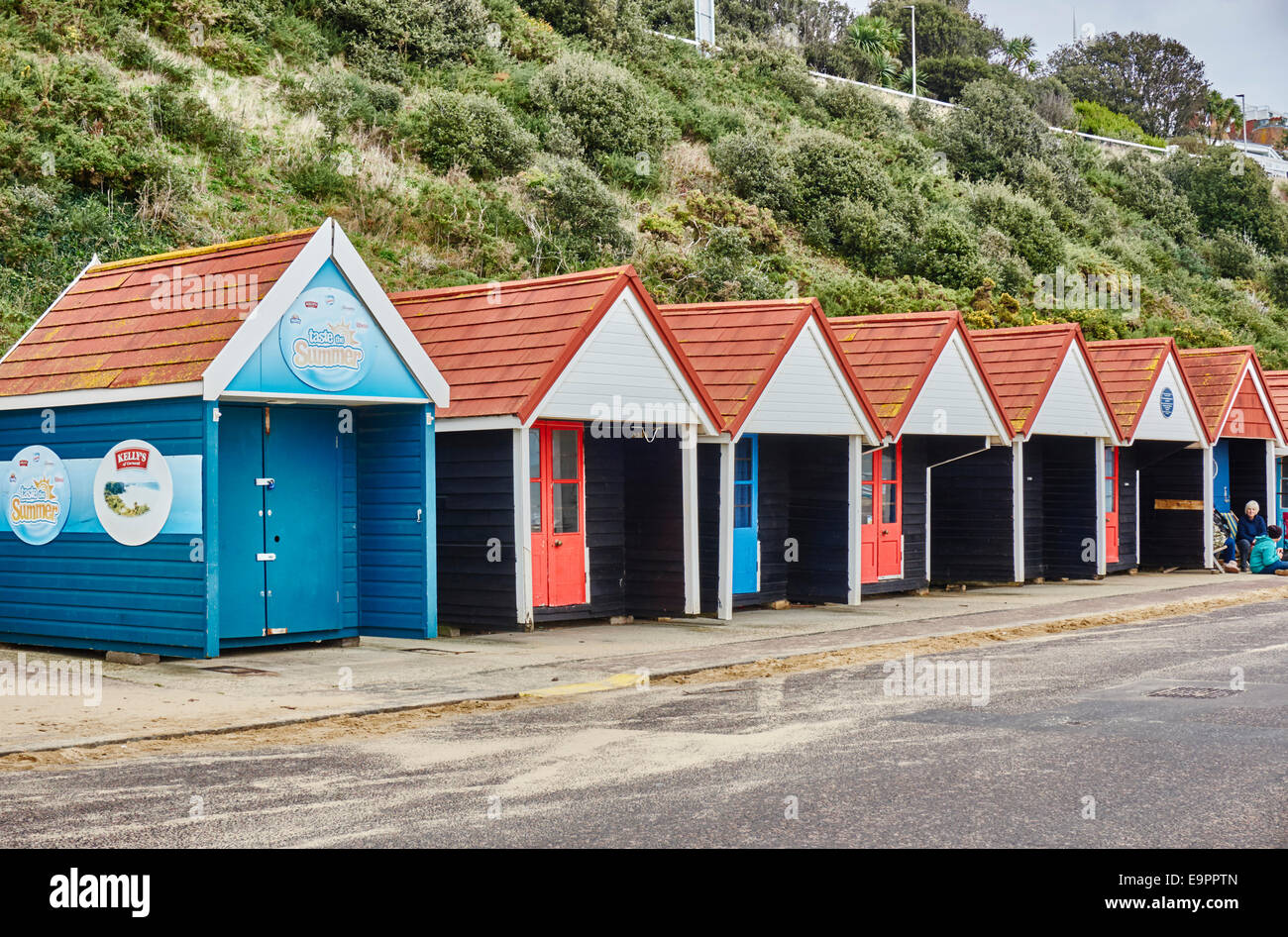 Cabine sulla spiaggia, di fronte al mare a Bournemouth Dorset, Inghilterra, Regno Unito. Foto Stock