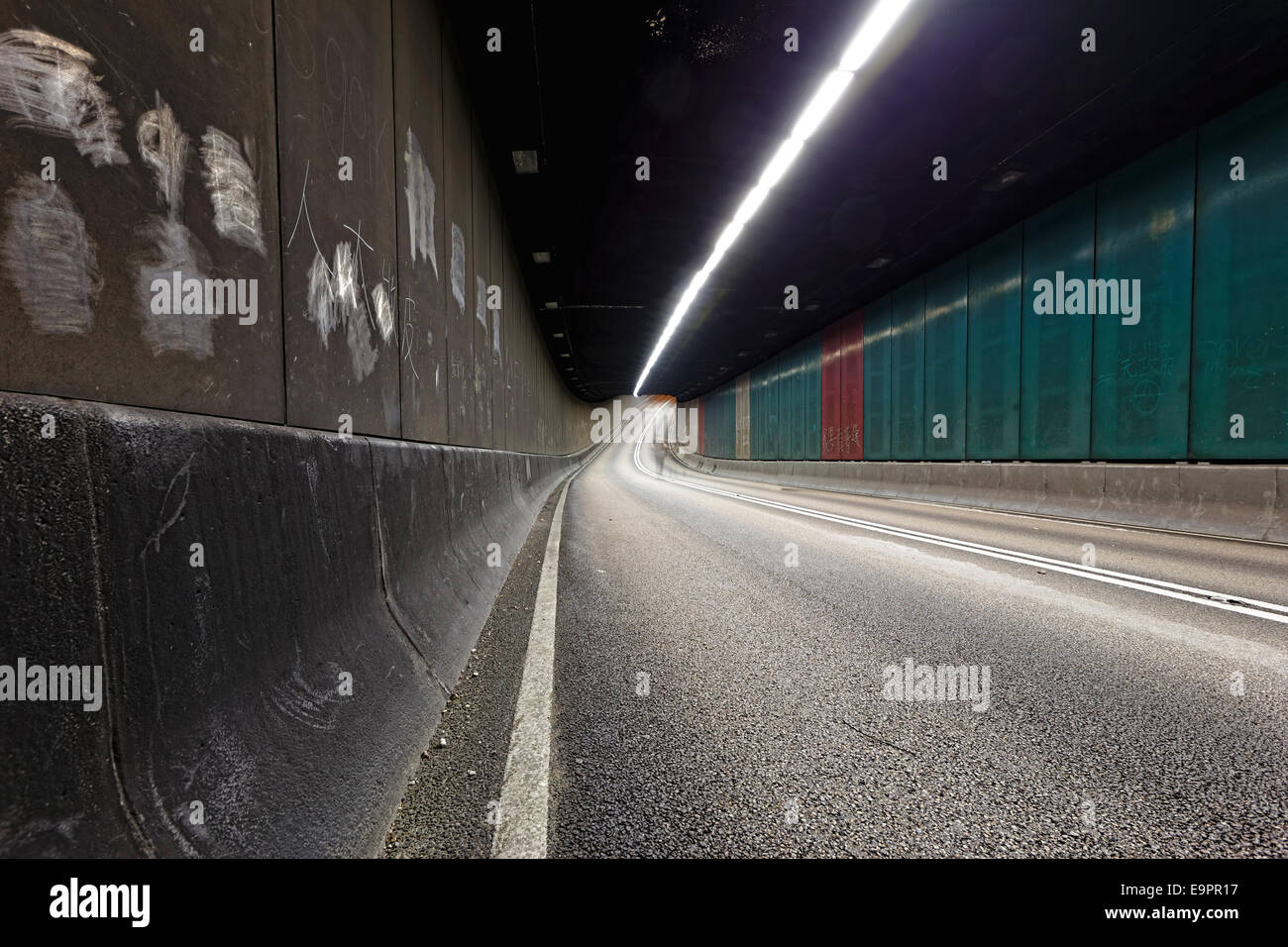 Interno di un tunnel urbano senza traffico in hong kong città moderna di notte Foto Stock