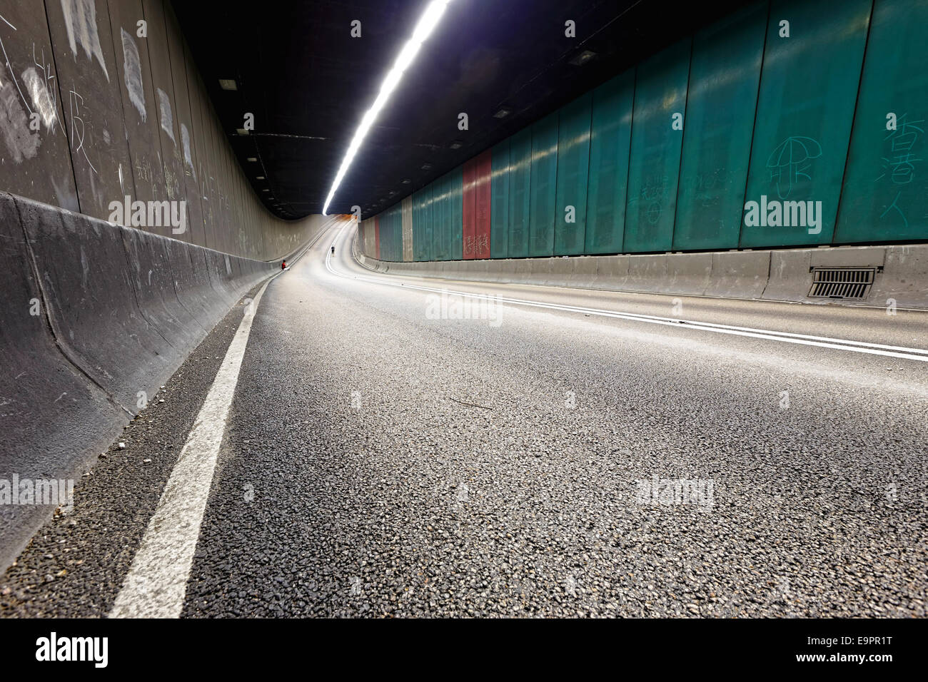 Interno di un tunnel urbano senza traffico in hong kong città moderna di notte Foto Stock