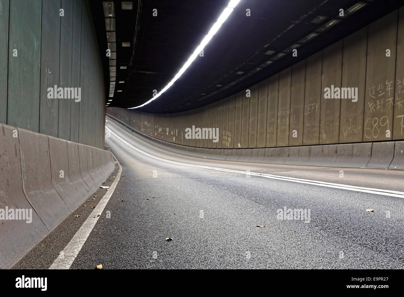 Interno di un tunnel urbano senza traffico in hong kong città moderna di notte Foto Stock