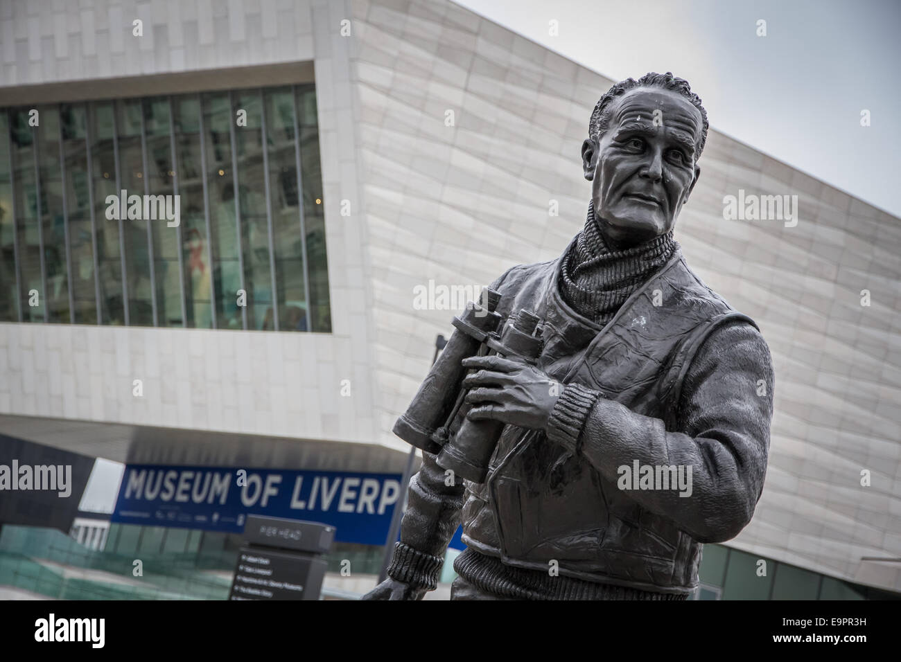Statua del capitano Frederic John Walker al Pier Head a Liverpool con Museum di Liverpool in background Foto Stock