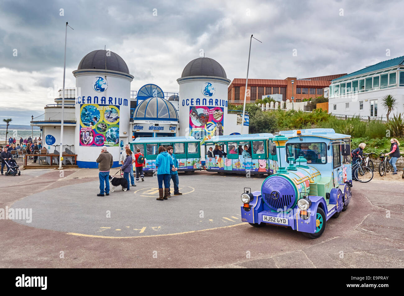 Bournemouth Oceanarium su un giorno nuvoloso, con molti visitatori e treno. Il Dorset, Inghilterra, Regno Unito. Foto Stock