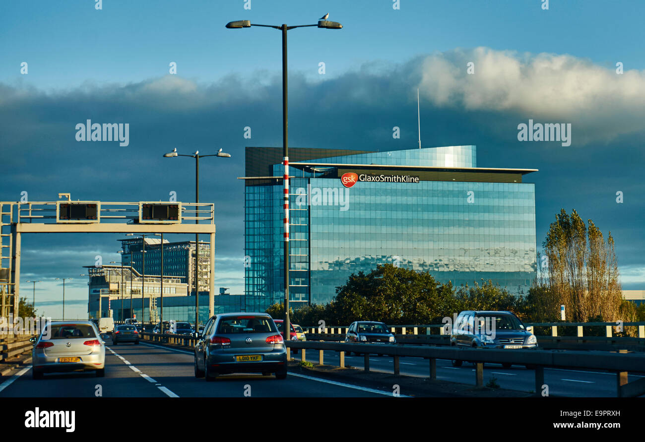 GlaxoSmithKline (global healthcare company) Blocco ufficio a Brentford, in caldo la sera presto sunshine, dall'autostrada M4, a ovest di Londra, Inghilterra, Regno Unito. Foto Stock