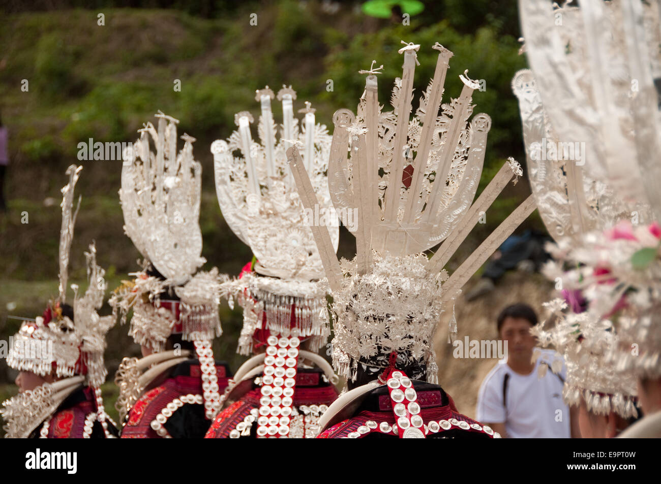 Argento copricapo a Miao persone sorella pasto Festival, Shidong, Guizhou, Cina Foto Stock