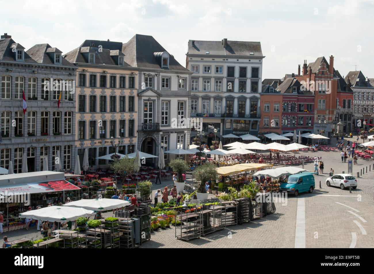 Wochenmarkt auf Grand Place, Mons, Hennegau, Wallonie, Belgien, Europa | Mercato sulla Grand Place, Mons, Hennegau, Wallonie, Belgiu Foto Stock