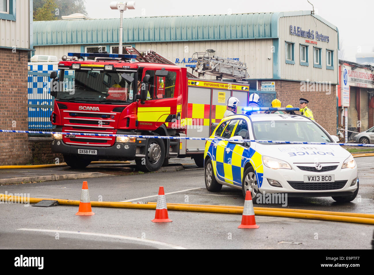 Stafford, Staffordshire, Regno Unito. Il 31 ottobre, 2014. Conseguenze di un incendio di grandi dimensioni presso SP fabbrica di fuochi d'artificio su Tilcon Avenue, Baswich. Credito: Christopher Hepburn/Alamy Live News Foto Stock