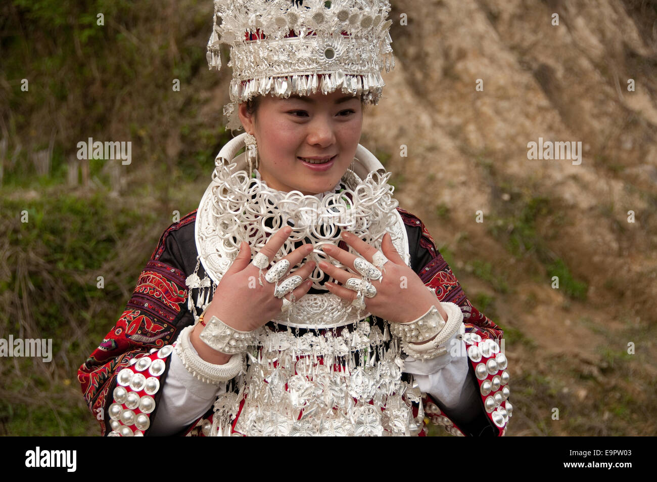 Un Miao donna mostra off di acconciatura di argento e collane durante il pasto sorella Festival, Shidong, Cina Foto Stock