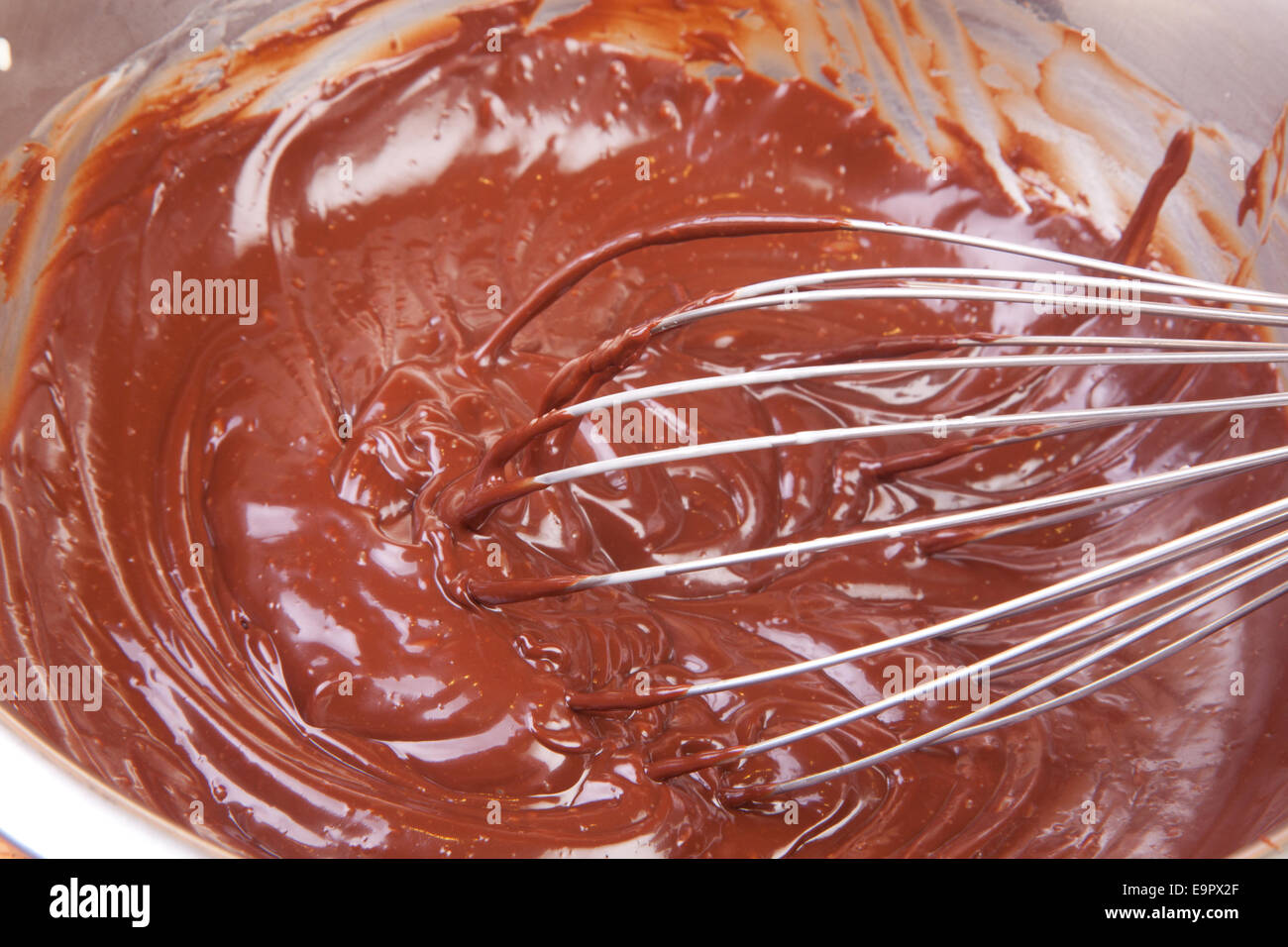 Glassa di cioccolato nel recipiente di miscelazione Foto Stock