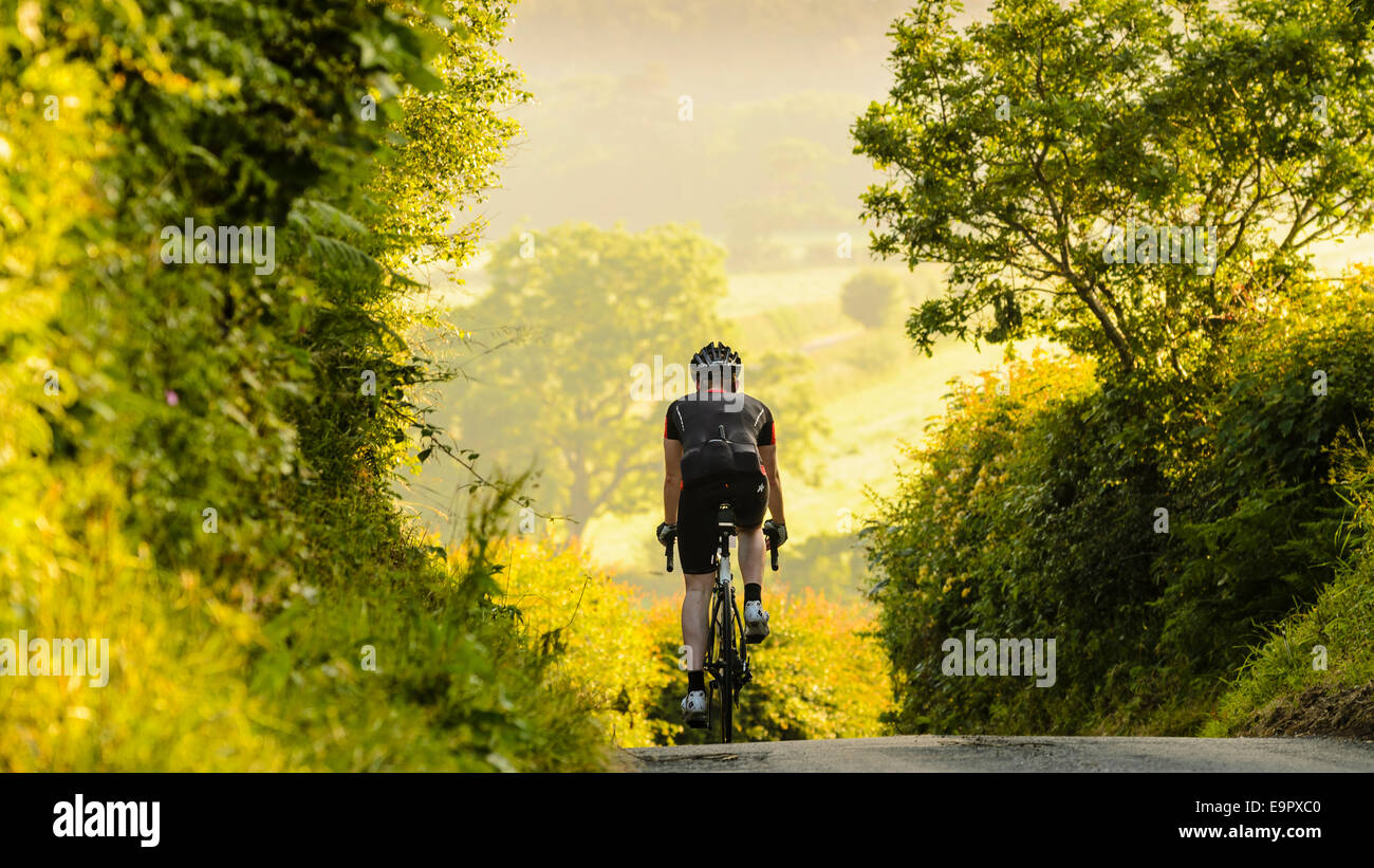 Ciclista di prendere parte all evento sportivo nella foresta di Bowland Lancashire Foto Stock