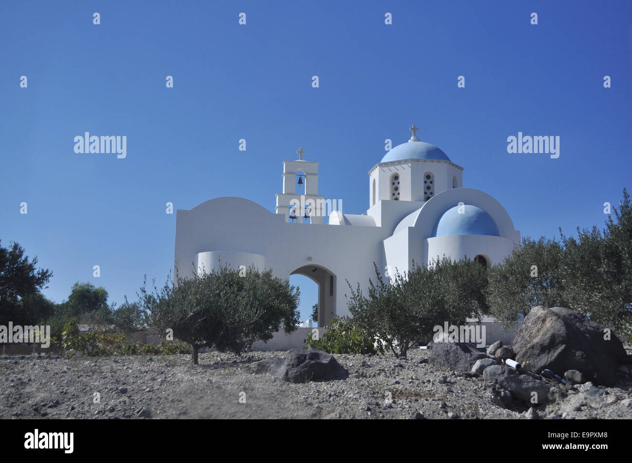 Greco paesaggio mediterraneo. Tempio ortodosso sullo sfondo del cielo blu. L'isola di Santorini. Foto Stock