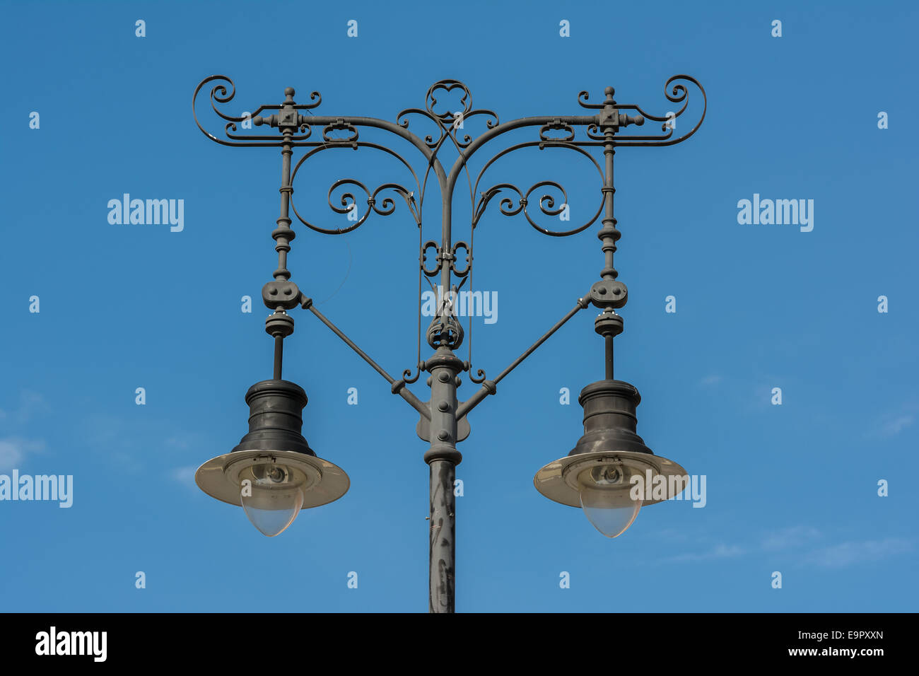 Classica vecchia strada lampada sul cielo blu Foto Stock