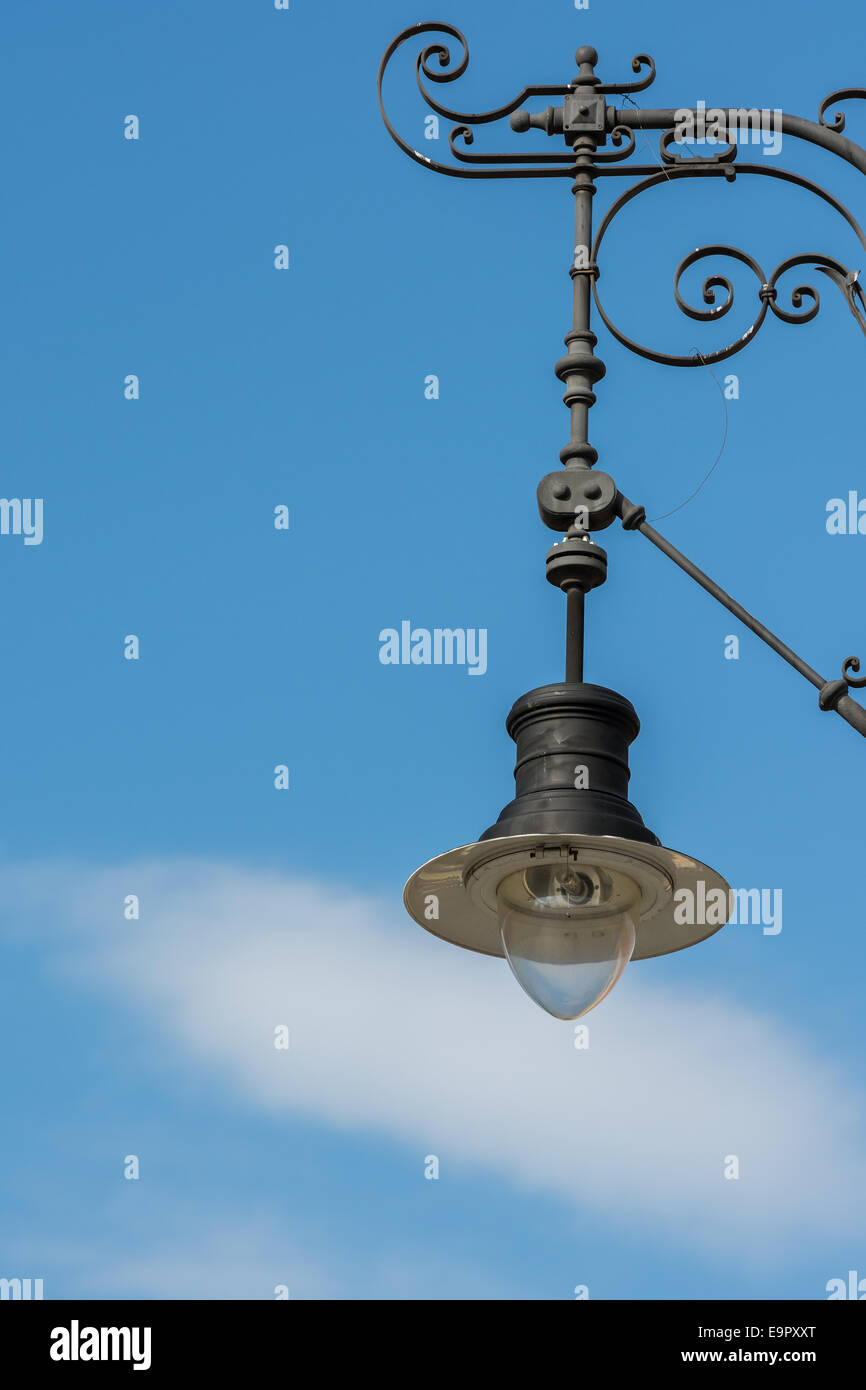 Classica vecchia strada lampada sul cielo blu Foto Stock