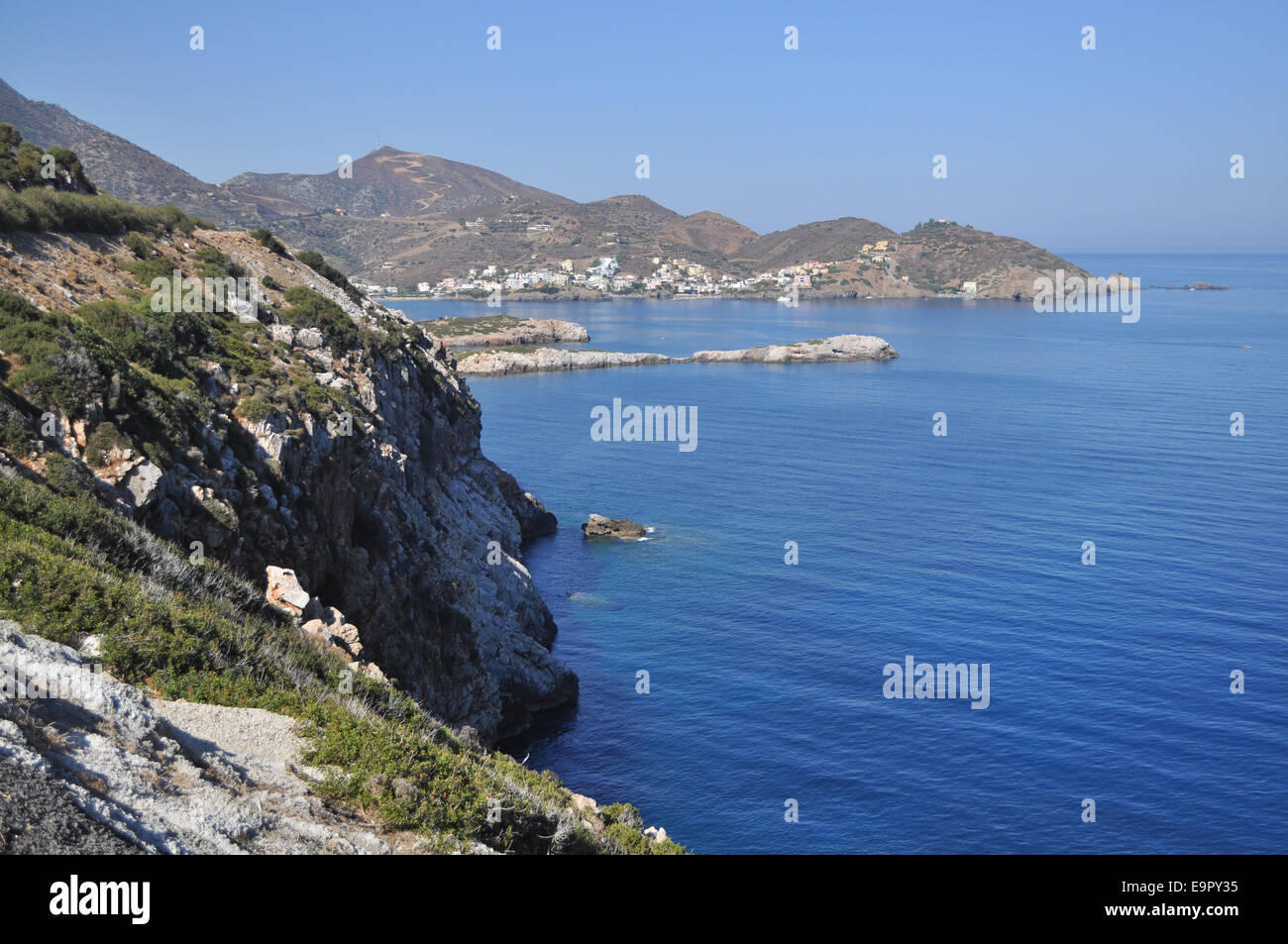 L' isola Greca di creta è situata nel mare Mediterraneo. Spiaggia rocciosa del mare. Foto Stock