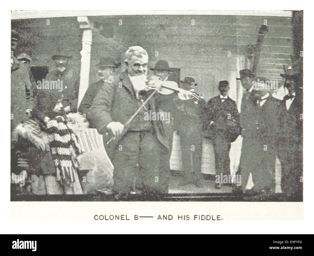 Questa illustrazione del 1899 di Hitchcock raffigura il colonnello B. e il suo violino, riflettendo il talento musicale e il contesto culturale del personaggio durante la fine del XIX secolo. Foto Stock