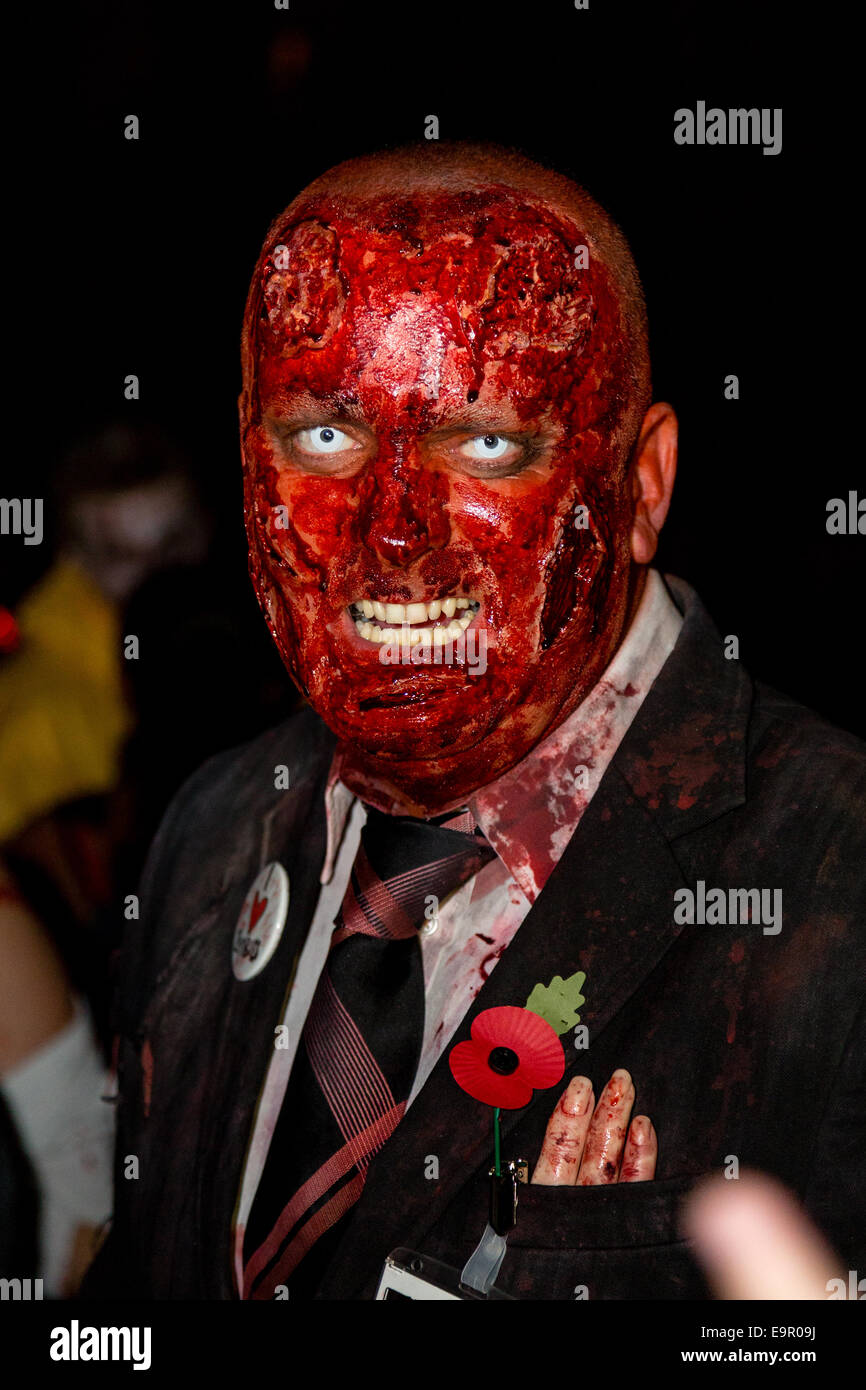 Bristol, Regno Unito. Il 31 ottobre, 2014. Bristol Zombie a piedi 2014. Senza Volto credito zombie: Rob Hawkins/Alamy Live News Foto Stock