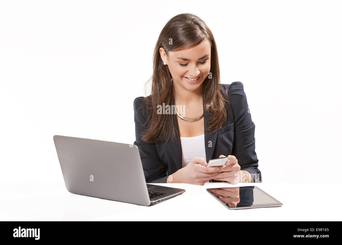 Young business woman lavorando su laptop e tablet durante la ricerca sullo smartphone. Foto Stock
