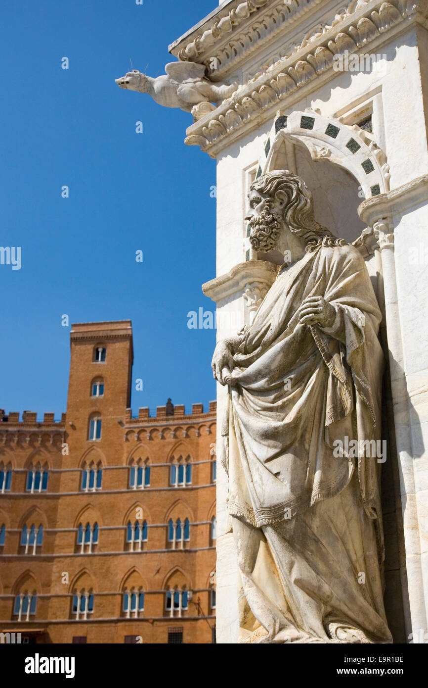 Siena, Toscana, Italia. Statua che ornano il Palazzo Pubblico (Palazzo Comunale in Piazza del Campo. Foto Stock