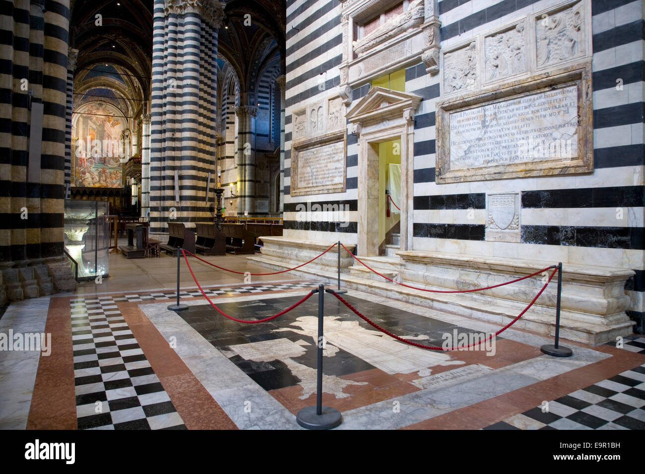 Siena, Toscana, Italia. Riccamente decorato in marmo interno della Cattedrale di Santa Maria Assunta. Foto Stock