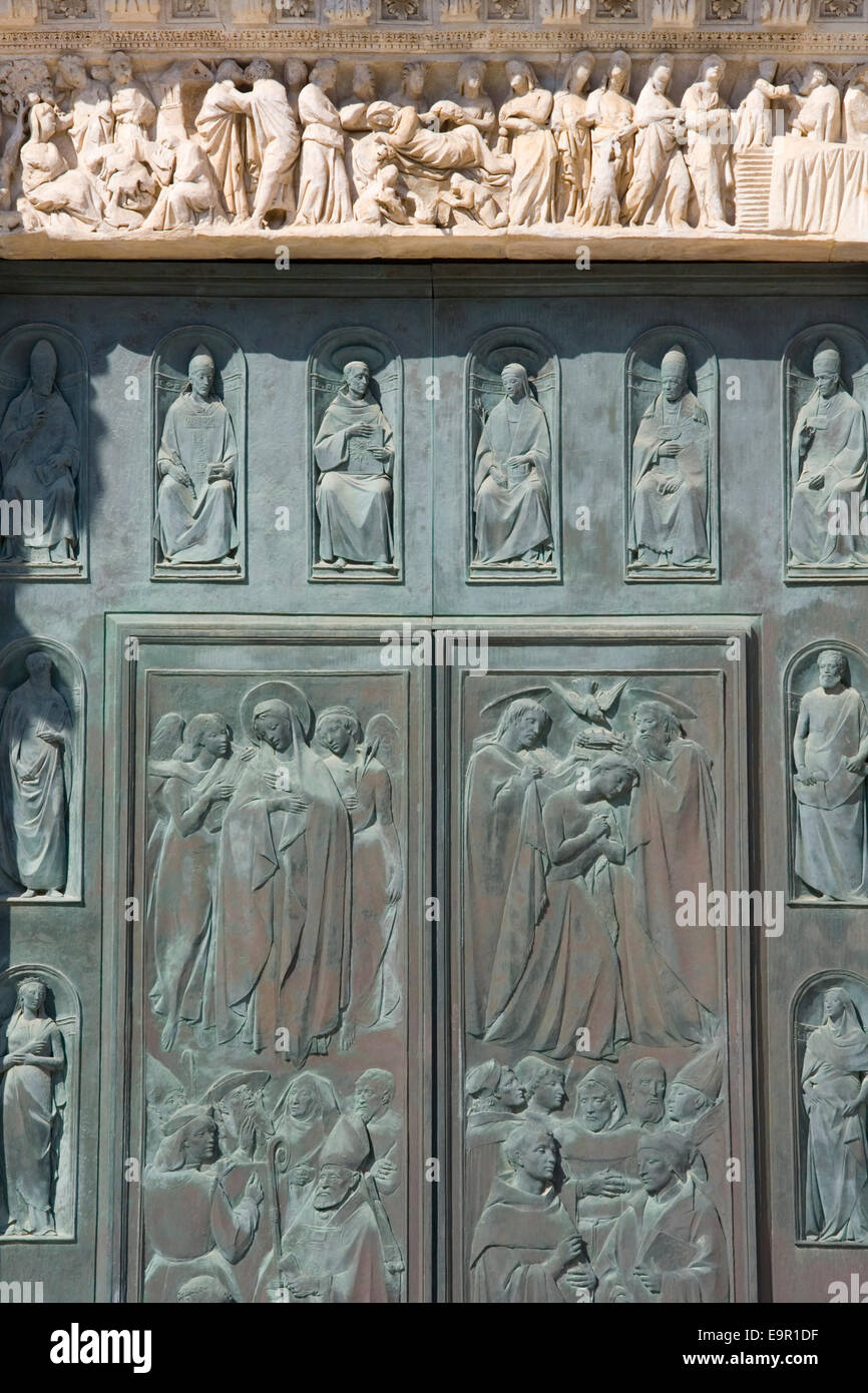 Siena, Toscana, Italia. La Porta della riconoscenza, principale porta occidentale della Cattedrale di Santa Maria Assunta. Foto Stock