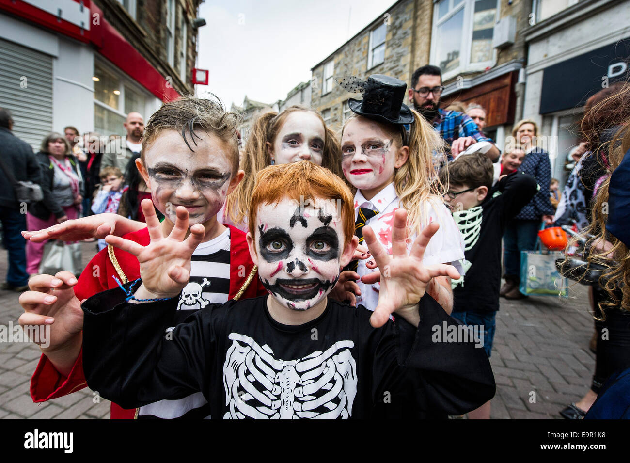 Newquay, Cornwall. 31 ottobre 204. Zombie Cornish bambini fare funzionare selvaggio lungo Newquay High Street. Credito: Gordon Scammell/Alamy Live News Foto Stock