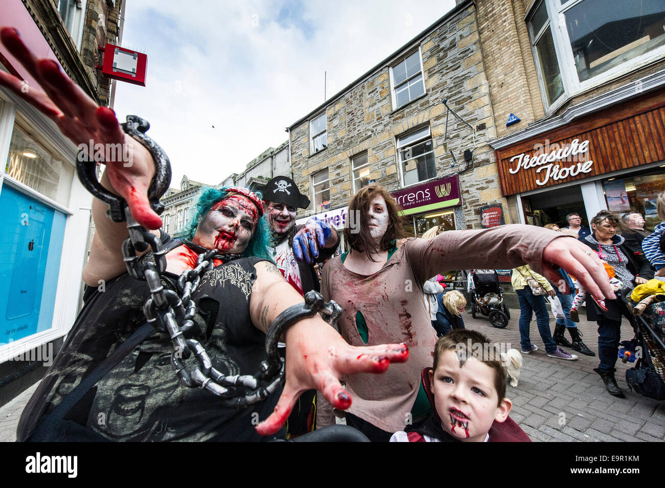 Newquay, Cornwall. 31 ottobre 204. Il sangue è spruzzato sulle Cornish zombie parade lungo Newquay High Street. Credito: Gordon Scammell/Alamy Live News Foto Stock