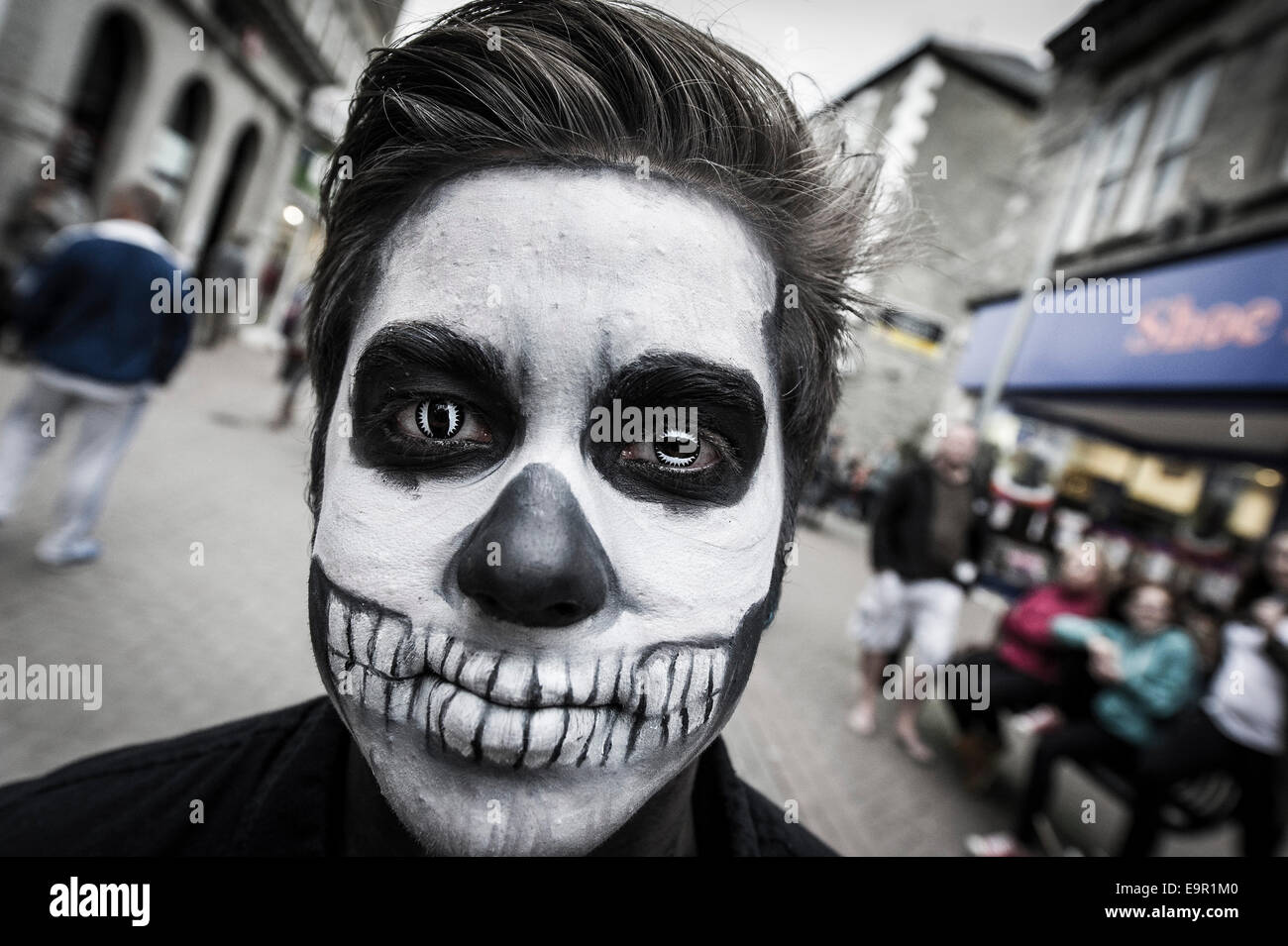 Newquay, Cornwall. 31 ottobre 204. Un Cornish zombie si erge a Newquay High Street. Credito: Gordon Scammell/Alamy Live News Foto Stock