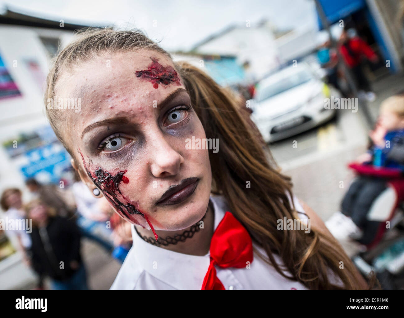 Newquay, Cornwall. 31 ottobre 204. Cornish zombie parade lungo Newquay High Street. Credito: Gordon Scammell/Alamy Live News Foto Stock