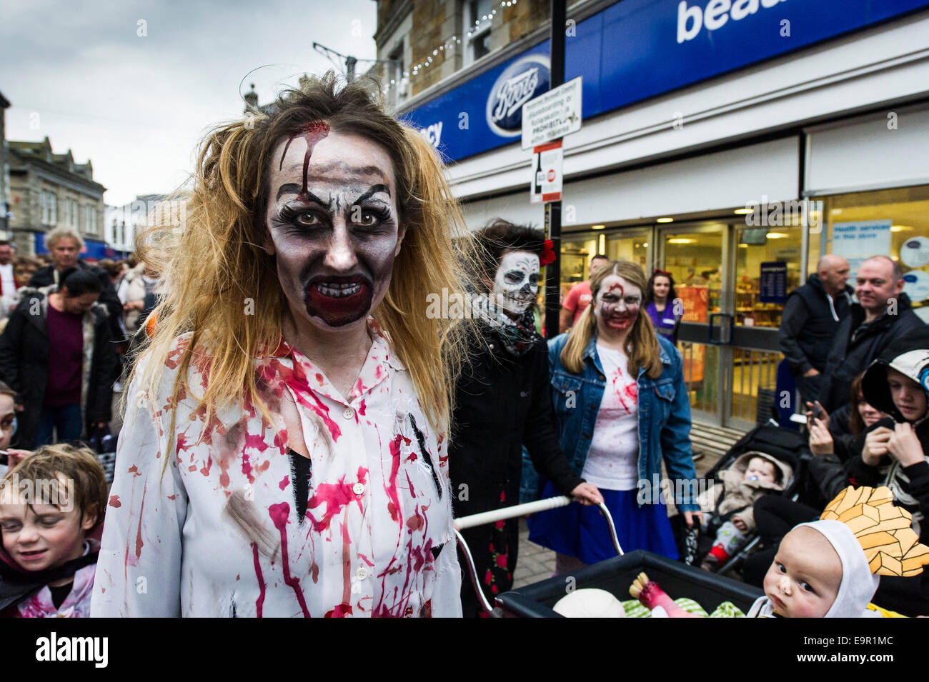 Newquay, Cornwall. 31 ottobre 204. Gli zombie parade lungo Newquay High Street. Credito: Gordon Scammell/Alamy Live News Foto Stock