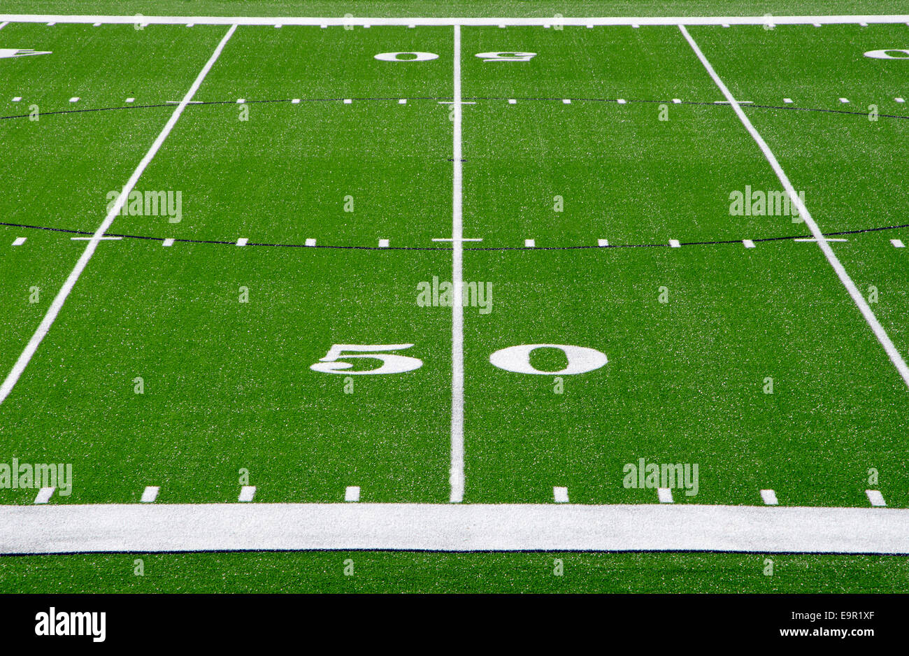 Cinquanta Yard Line: 50 yard linea su un campo di calcio sul tappeto erboso  artificiale Foto stock - Alamy