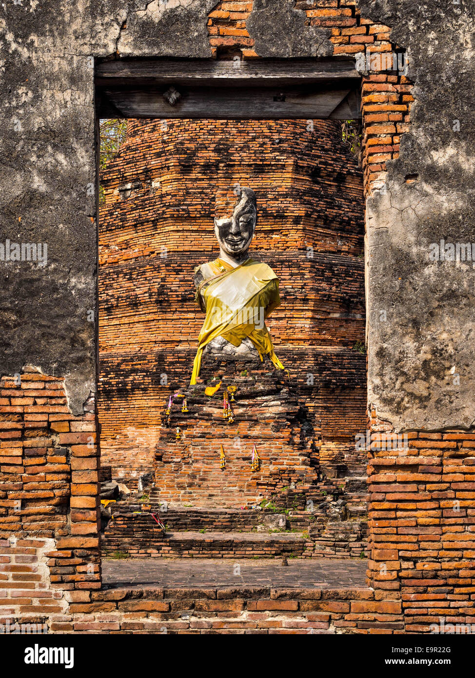 Antica statua del Buddha al tempio in rovina in Ayutthaya, Thailandia. Foto Stock