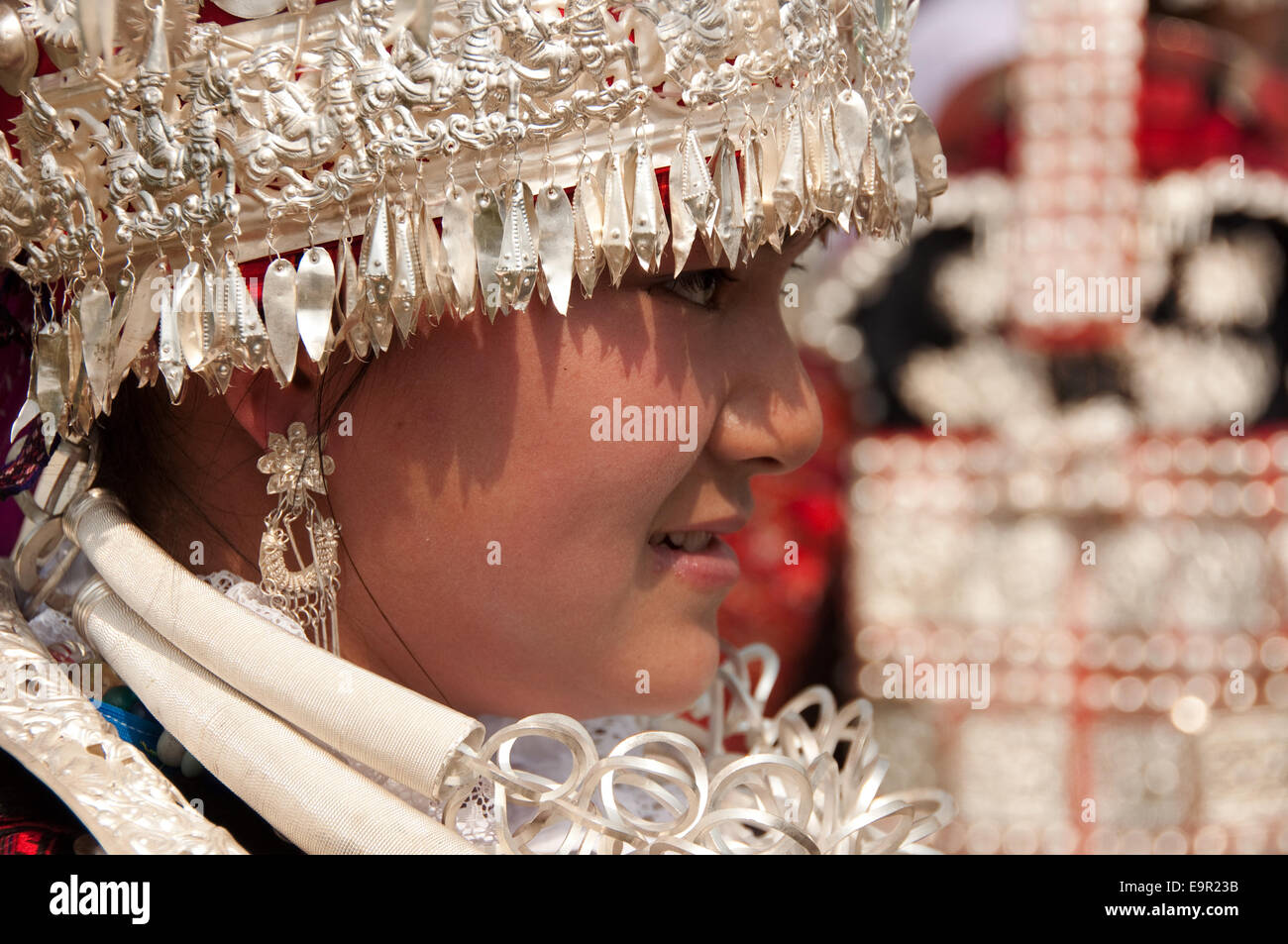 Un Miao ragazza con argento copricapo e massiccia collane, durante il pasto sorella Festival, Shidong, Cina Foto Stock