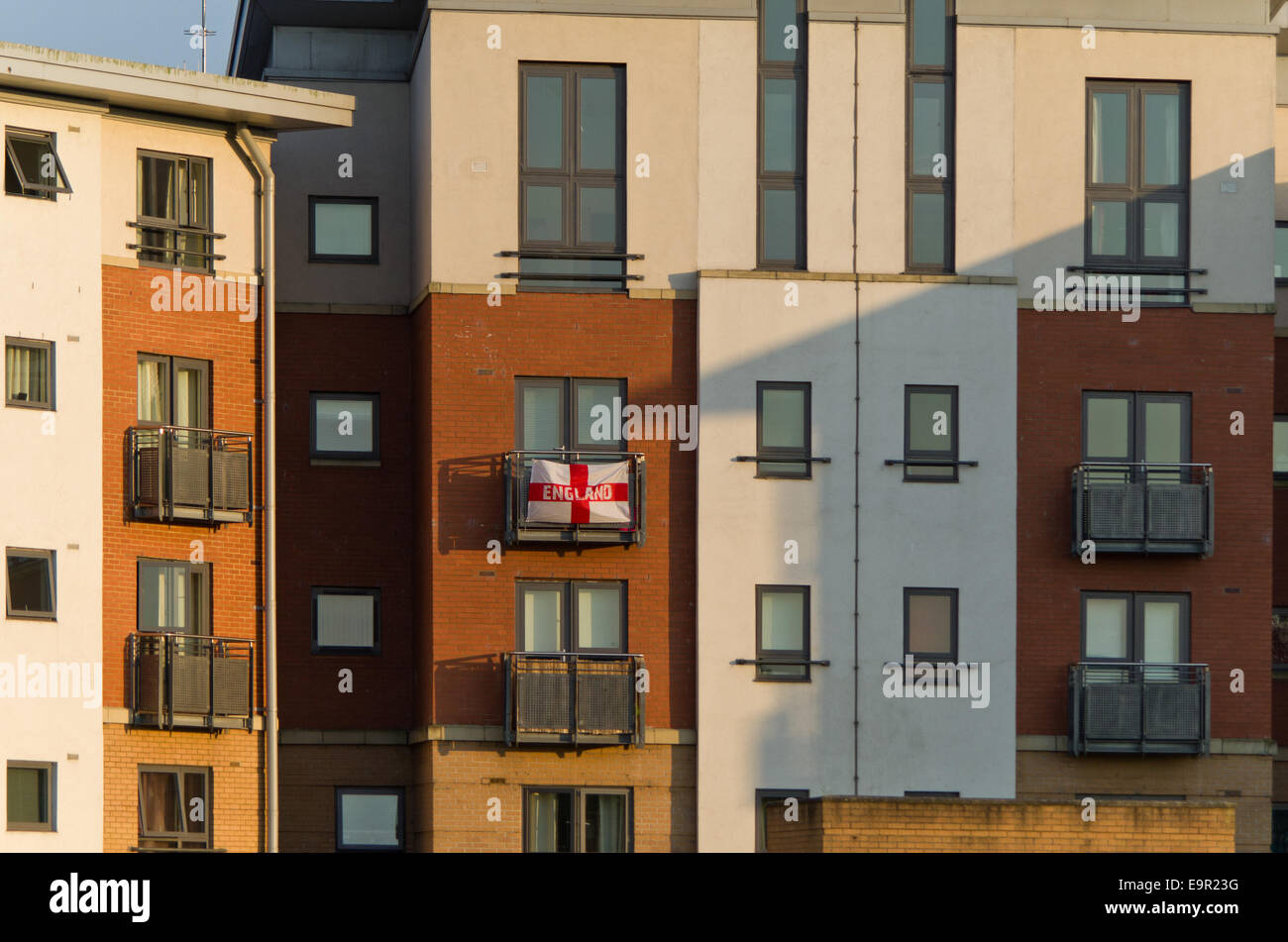 Facciata di un blocco di appartamenti moderni, una unità visualizzando la bandiera di San Giorgio; a Northampton, Regno Unito Foto Stock