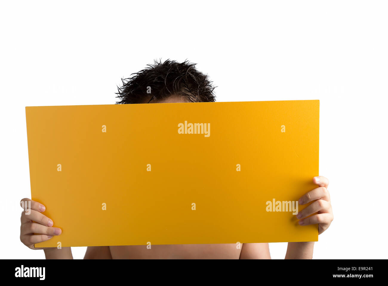 Una luce arancione giallo quadrato di legno compensato segno bianco supportato da giovani mani su sfondo chiaro Foto Stock