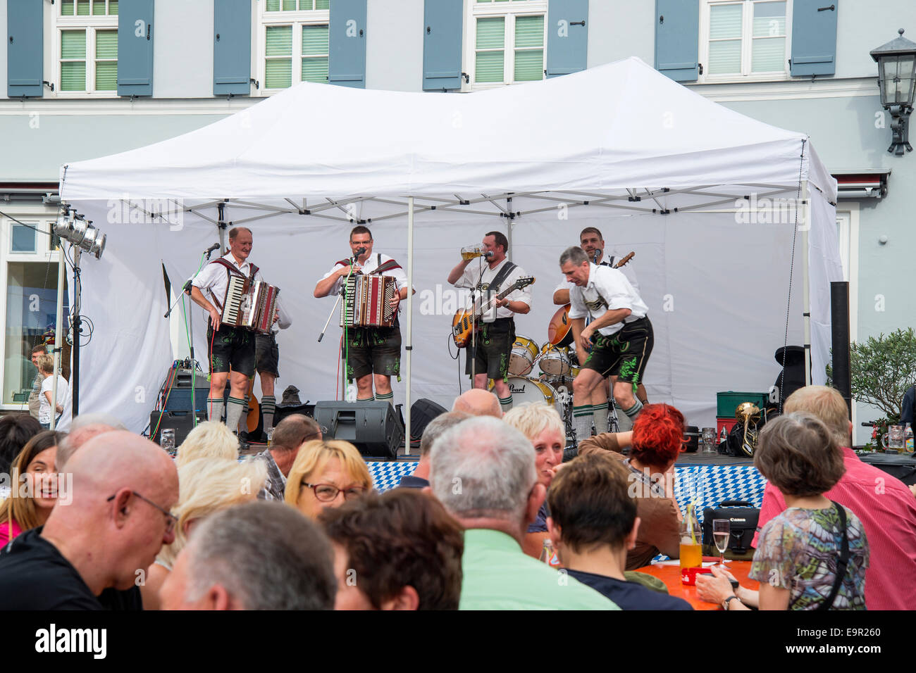 Musicisti in abiti tradizionali bavaresi cantano e suonano, festival della birra, Fussen, Baviera, Germania Foto Stock