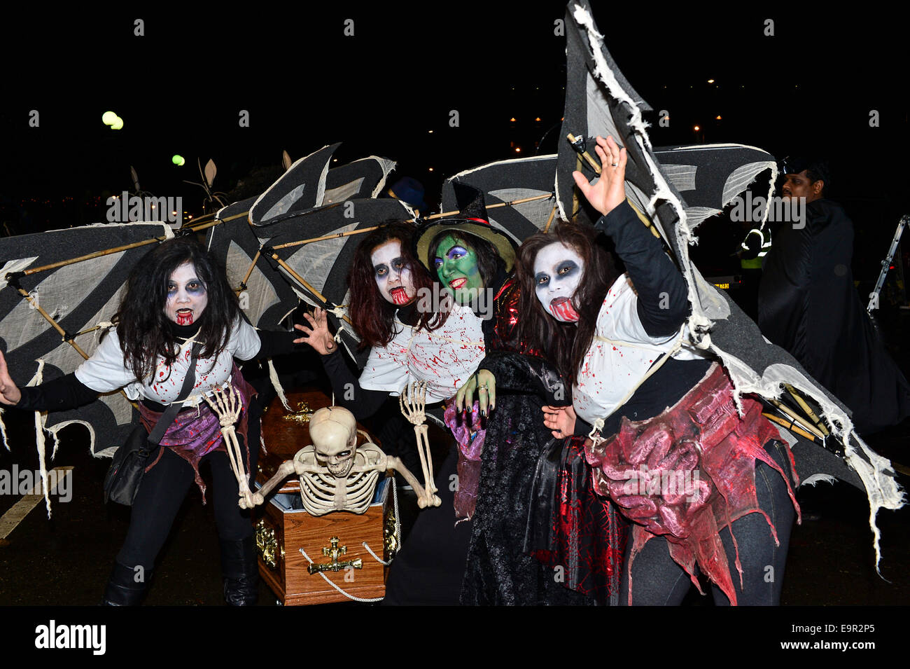 Città di ossa sfilata di carnevale, Derry, Londonderry, Irlanda del Nord - 31 ottobre 2014. I partecipanti indossano costumi spooky durante l annuale Halloween Parade. ©George Sweeney/Alamy Live Foto Stock