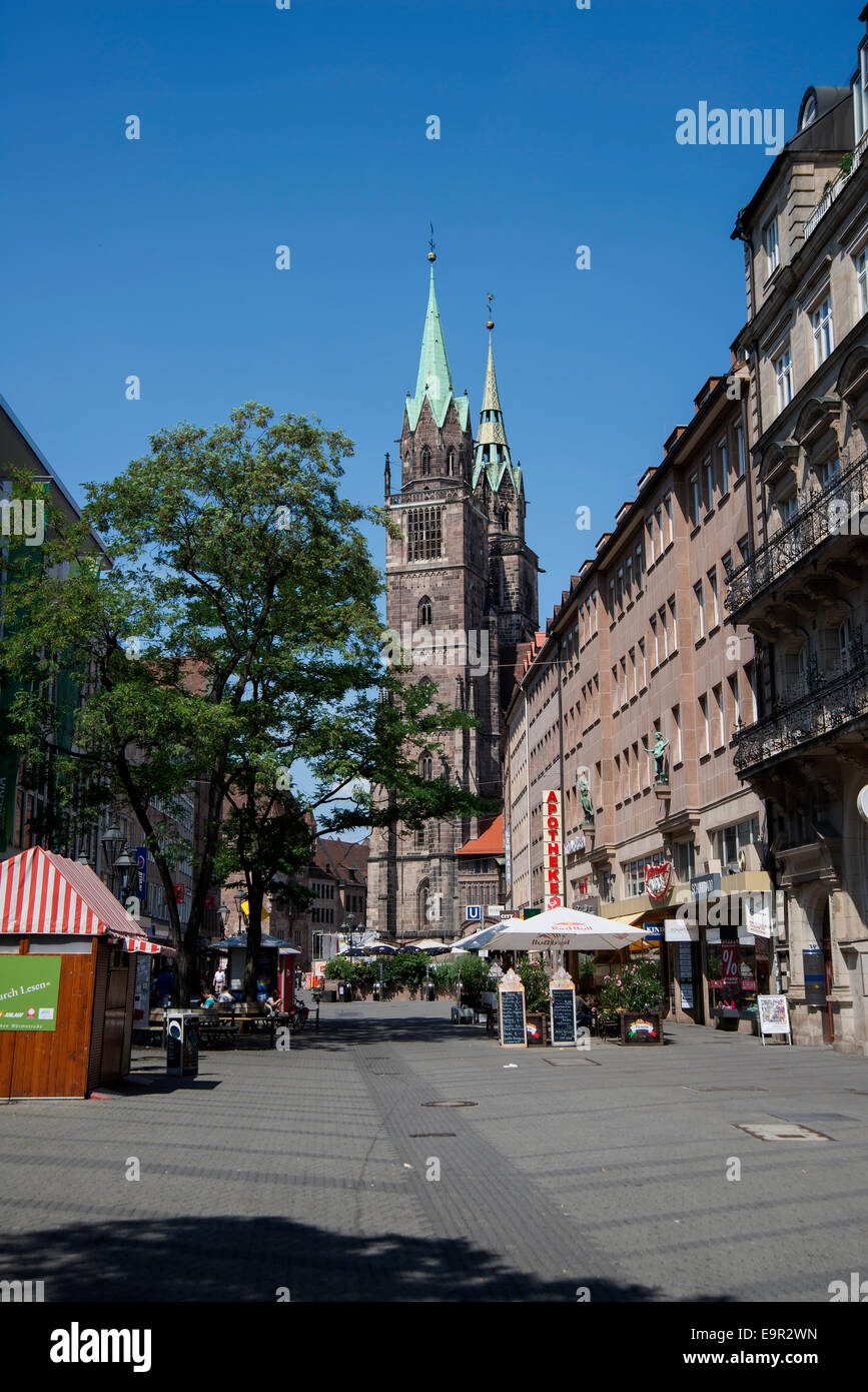 Per le strade della città vecchia e la città medievale era di stile gotico St. Lorenz Chiesa, Norimberga, Norimberga, Foto Stock