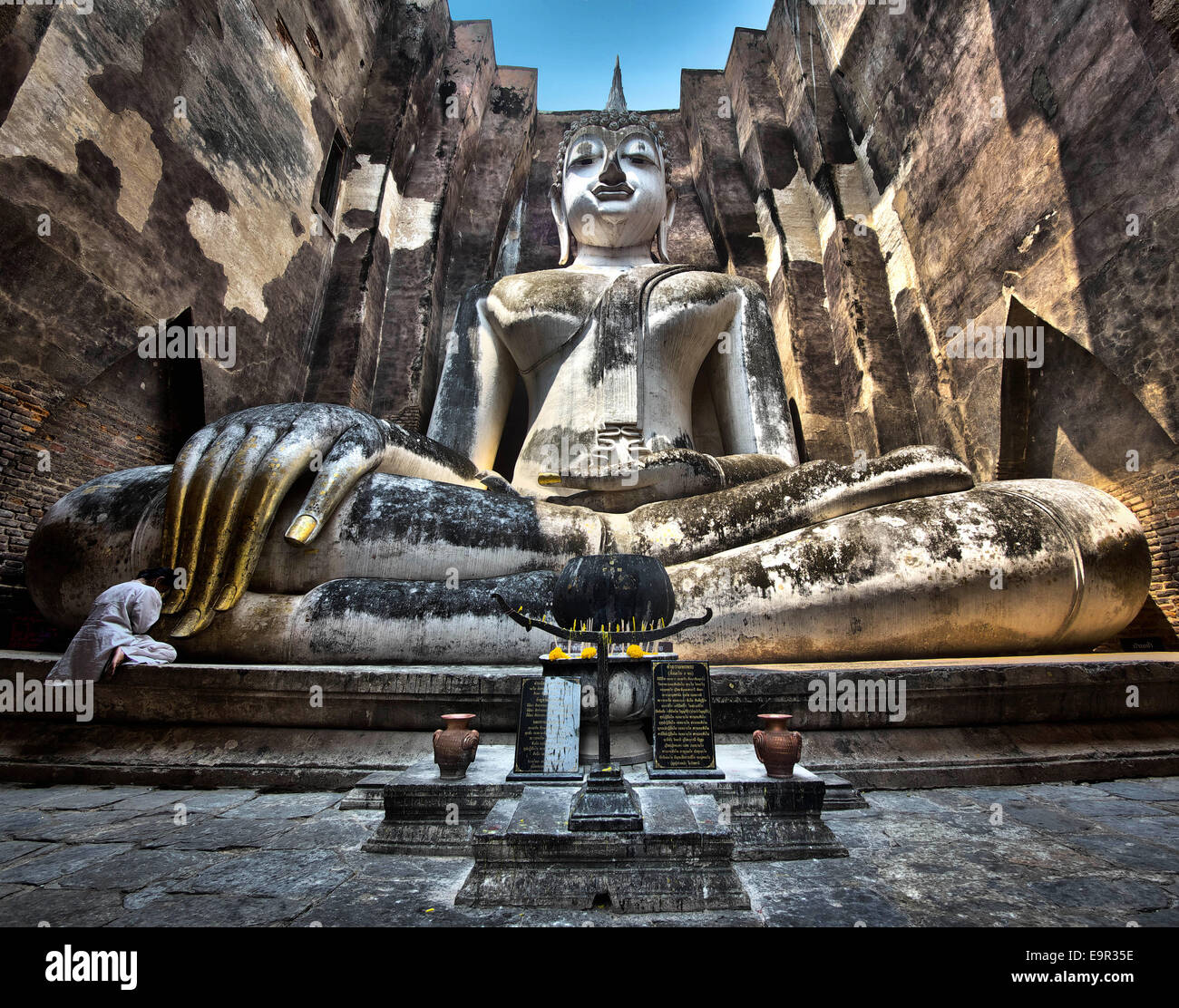 Antica statua del Buddha al Wat Si Chum, Sukhothai Historical Park, Thailandia. Foto Stock