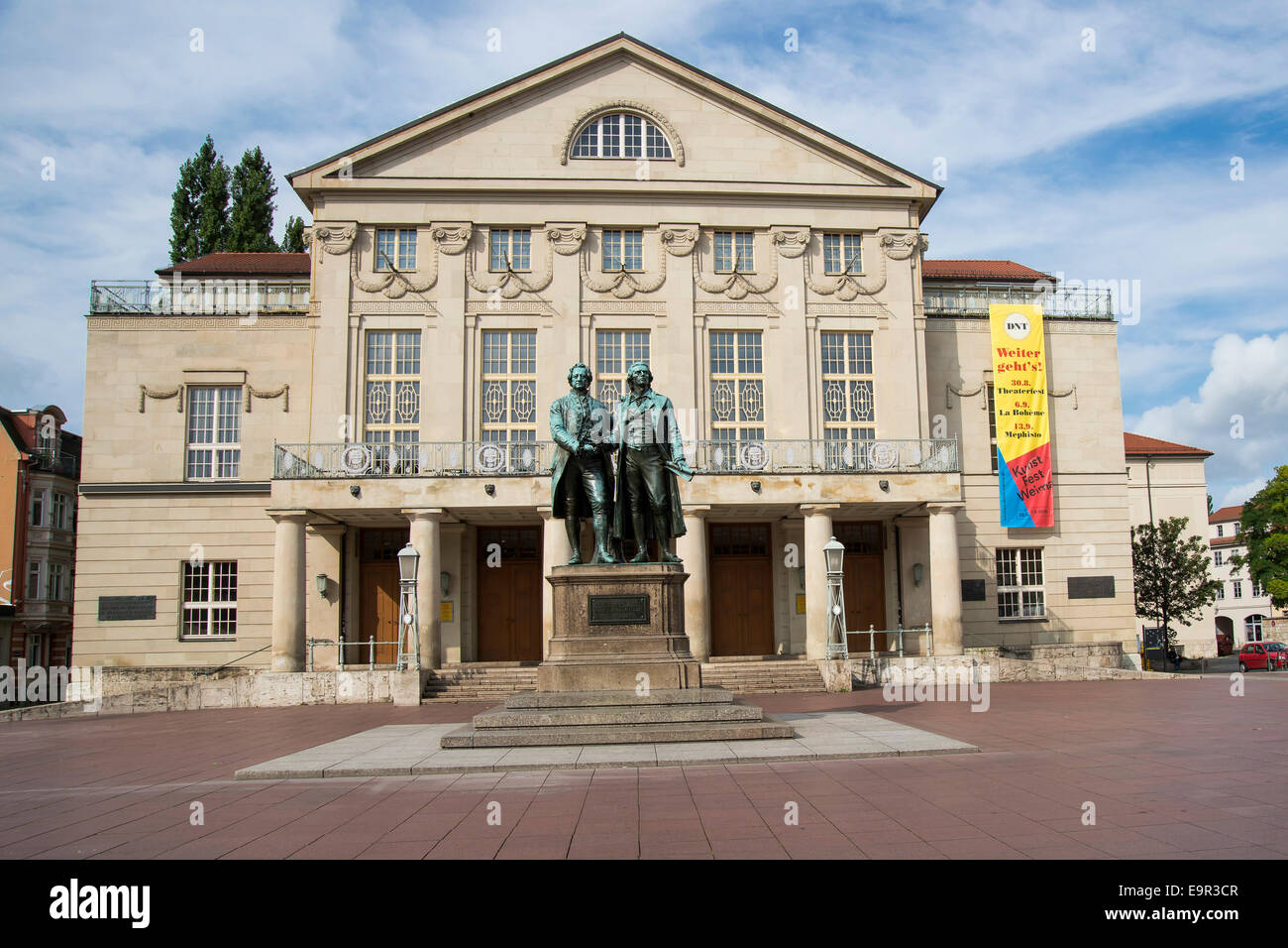 Il monumento Goethe-Schiller di fronte al Deutsches National Theater e Staatskapelle Wiemar, Weimar, Germania, Europa Foto Stock